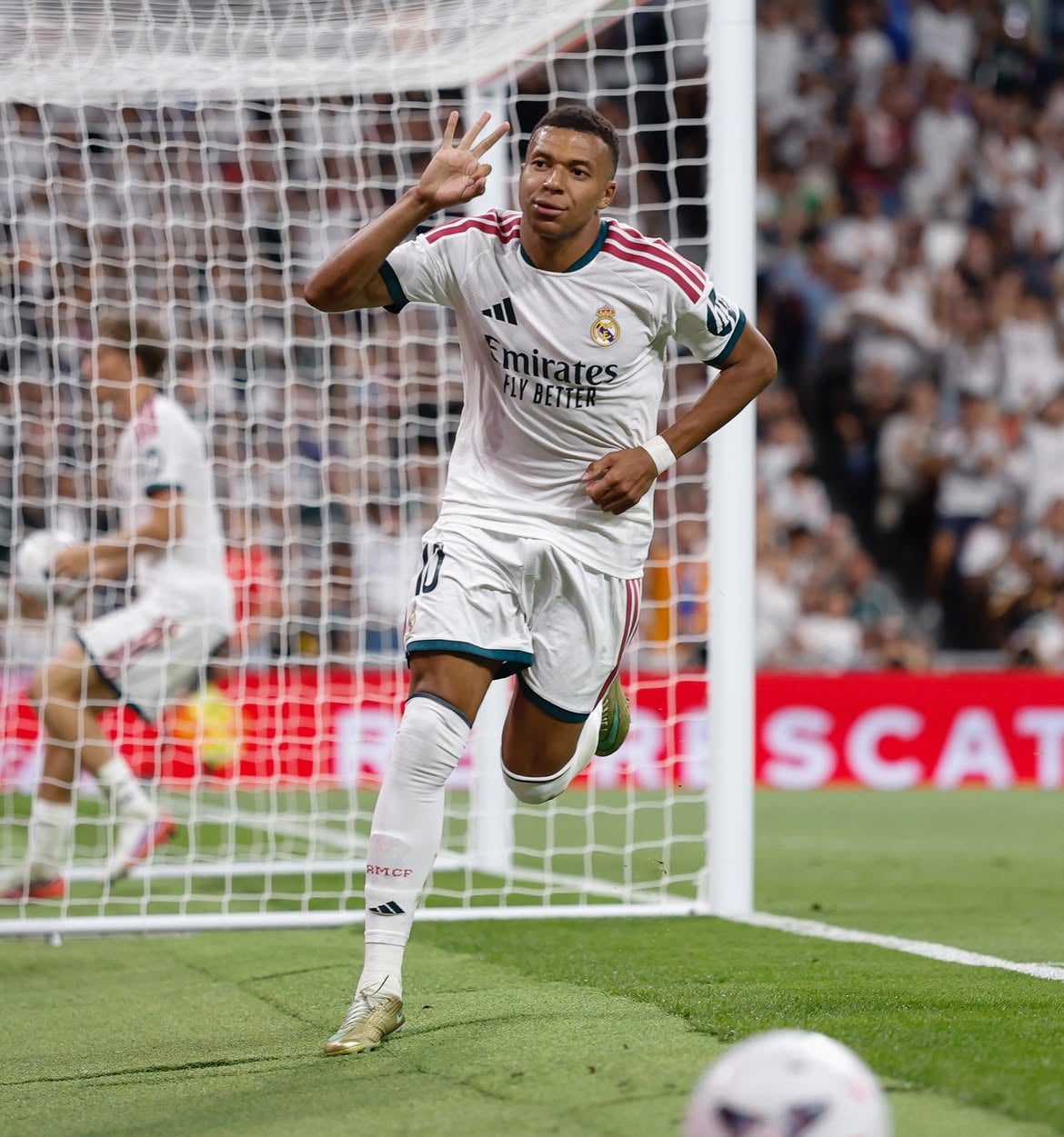 姆巴佩 Kylian Mbappe 法國友誼賽踢進致勝球!左膝掛彩心情沉重退場 皇馬球迷神經緊繃