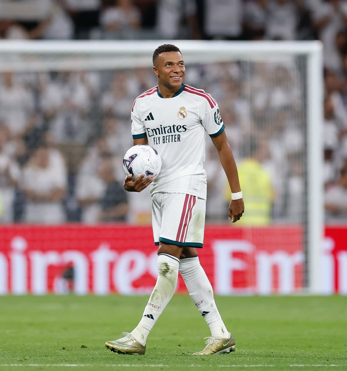 姆巴佩 Kylian Mbappe 法國友誼賽踢進致勝球!左膝掛彩心情沉重退場 皇馬球迷神經緊繃