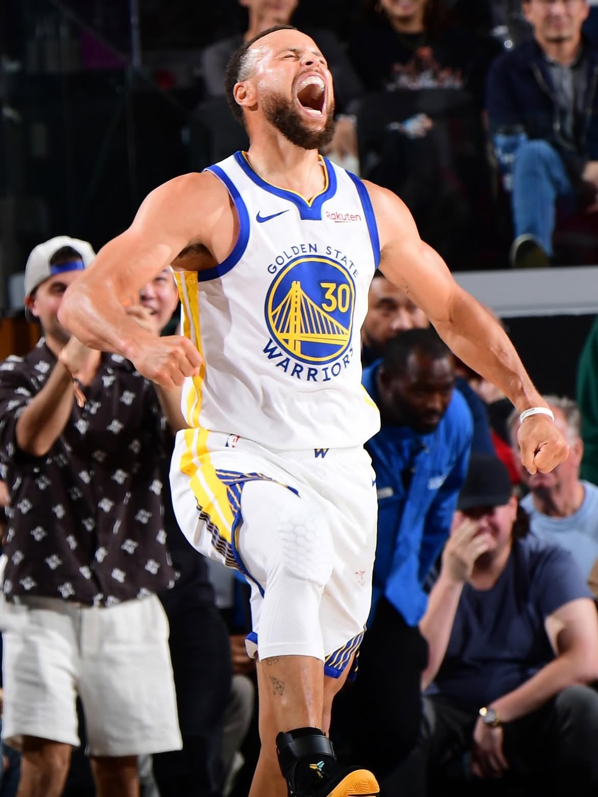 史蒂芬柯瑞 Stephen Curry 續約金州勇士曝光!2年1.16億美元忍痛降薪 網讚神主牌佛到不行