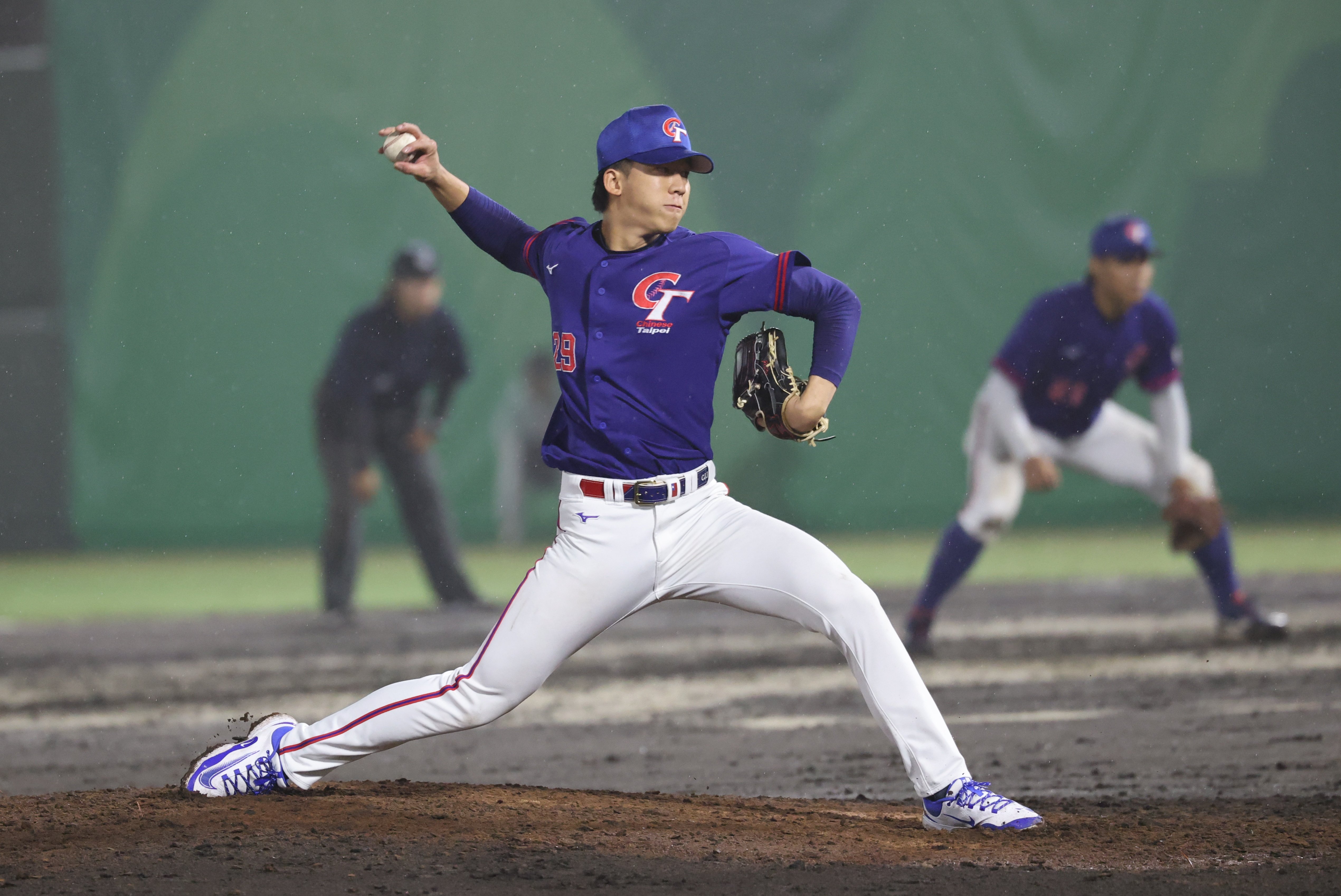 亞運/中華隊 3 比 7 不敵日本確定進銅牌戰!雙方狂敲 24 安、全場大雨滂沱造成多次失誤!