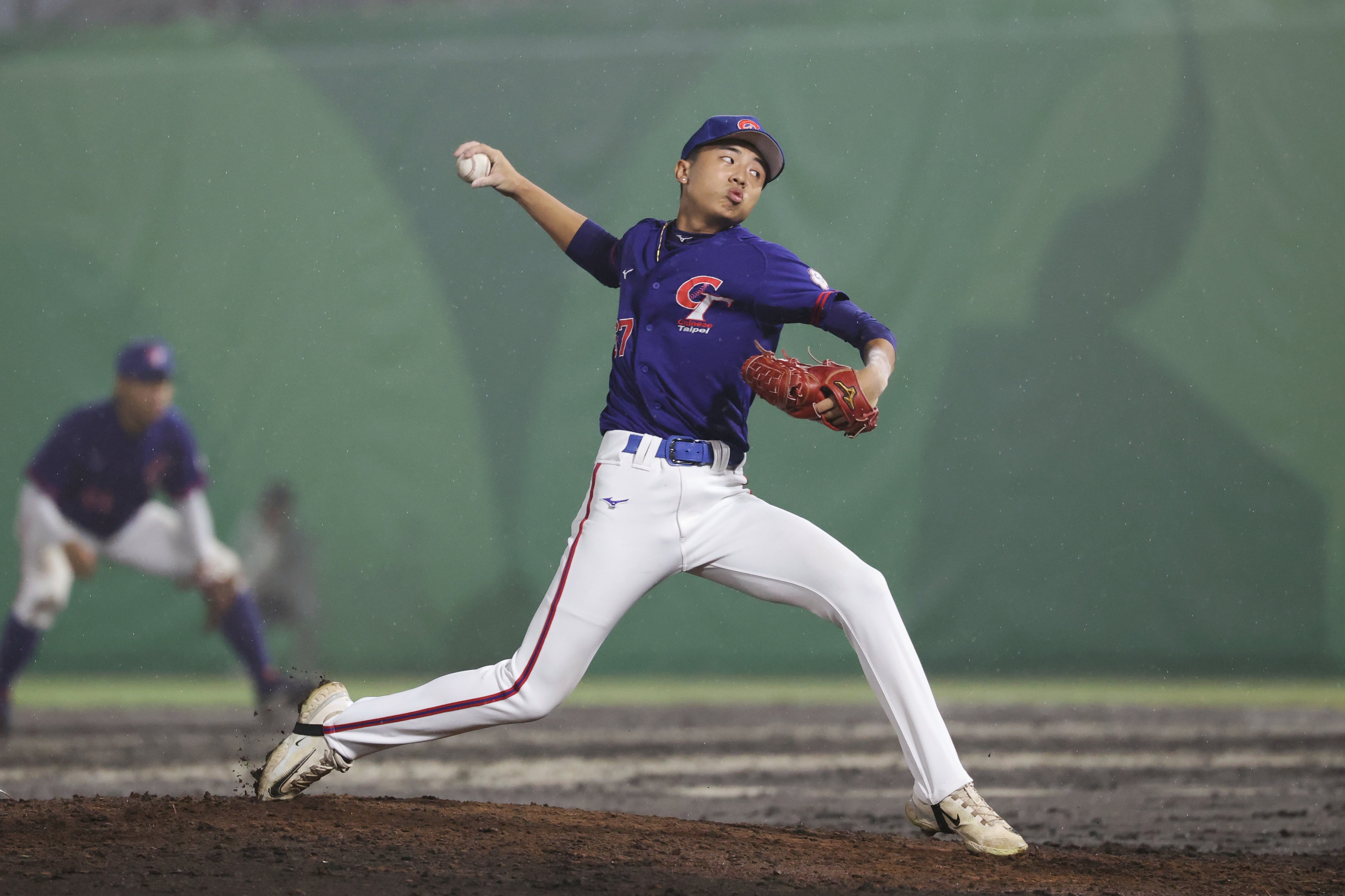 亞運/中華隊 3 比 7 不敵日本確定進銅牌戰!雙方狂敲 24 安、全場大雨滂沱造成多次失誤!