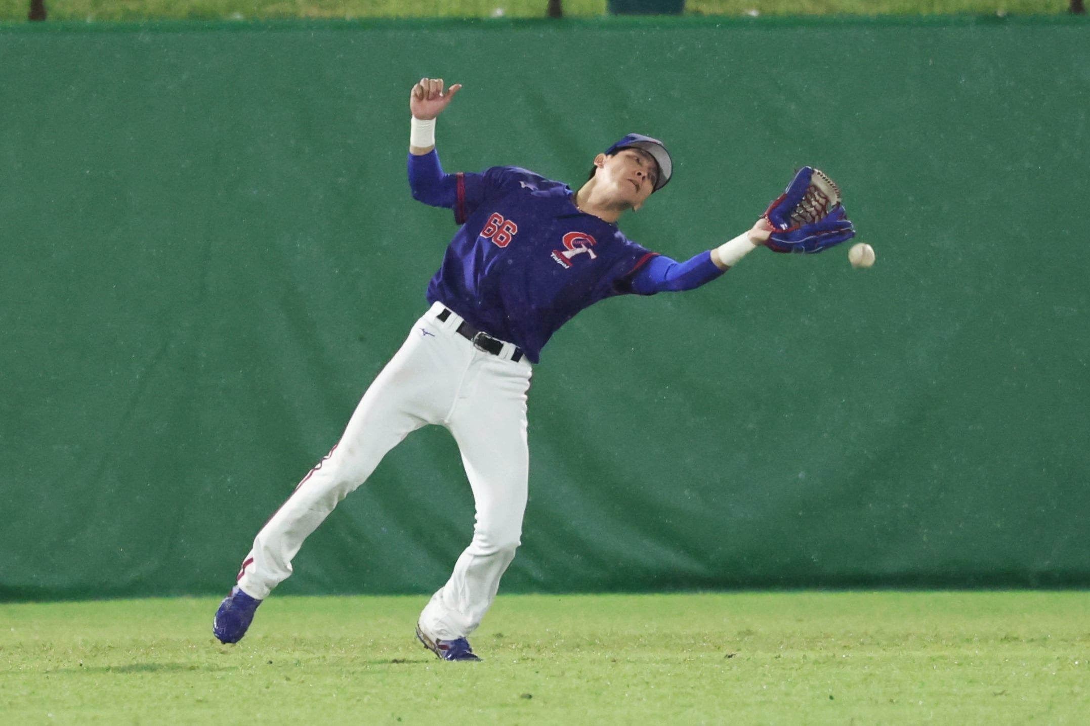 亞運/中華隊 3 比 7 不敵日本確定進銅牌戰!雙方狂敲 24 安、全場大雨滂沱造成多次失誤!