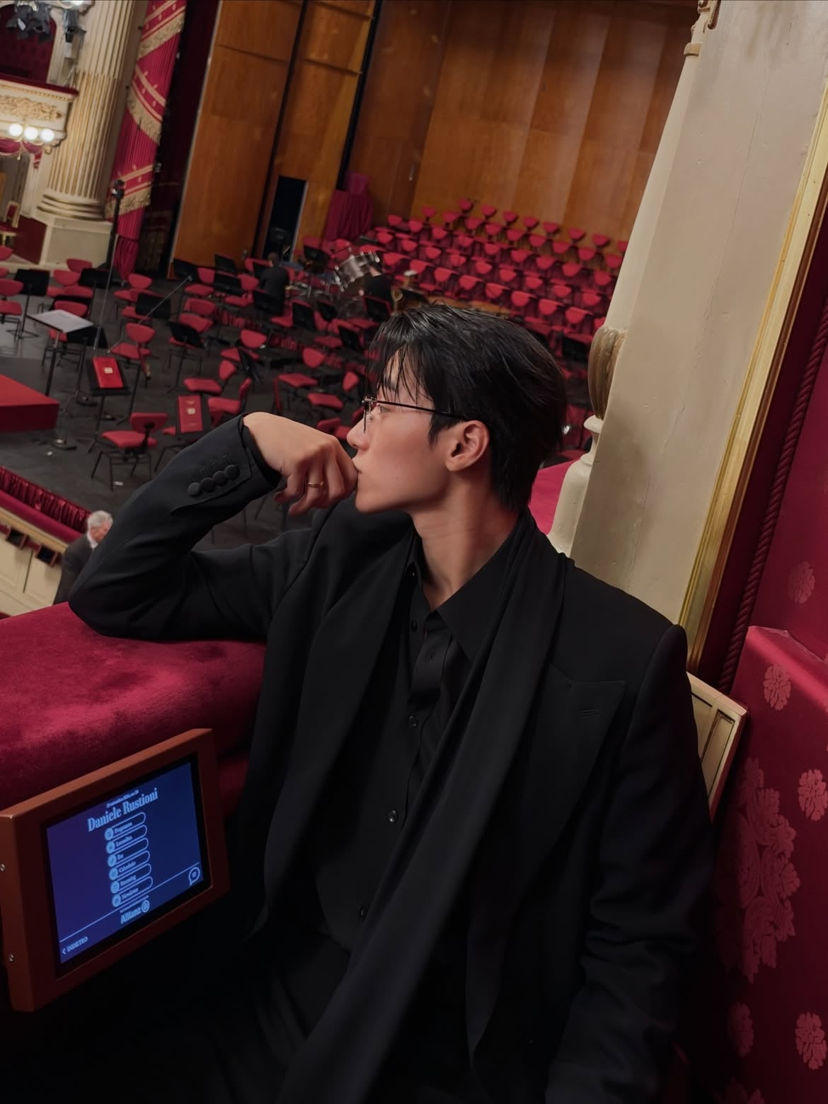 ATEEZ崔傘 San 米蘭時裝周傳緋聞!27歲舞王與長髮正妹同行 公司急曝身分:經紀人也在場
