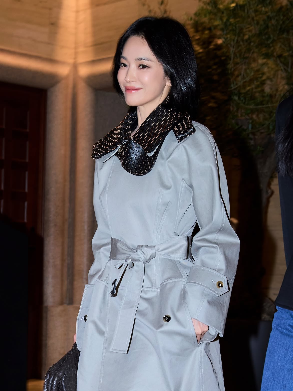 宋慧喬 Song Hye-kyo 出席寶緹嘉精品活動秀短髮氣場!卸妝戴眼鏡穿搭曝光,中秋連假私下模樣全記錄
