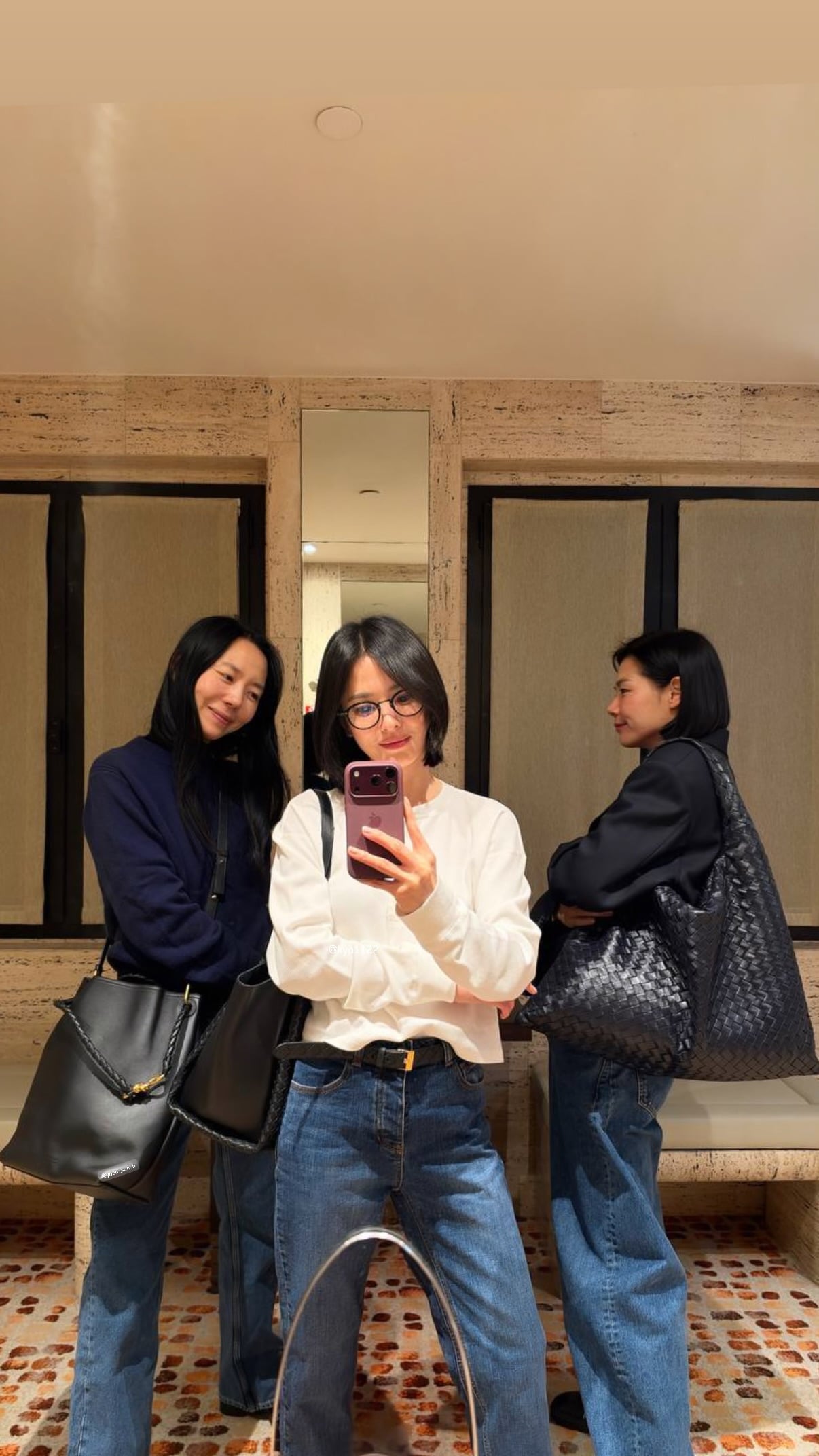 宋慧喬 Song Hye-kyo 出席寶緹嘉精品活動秀短髮氣場!卸妝戴眼鏡穿搭曝光,中秋連假私下模樣全記錄