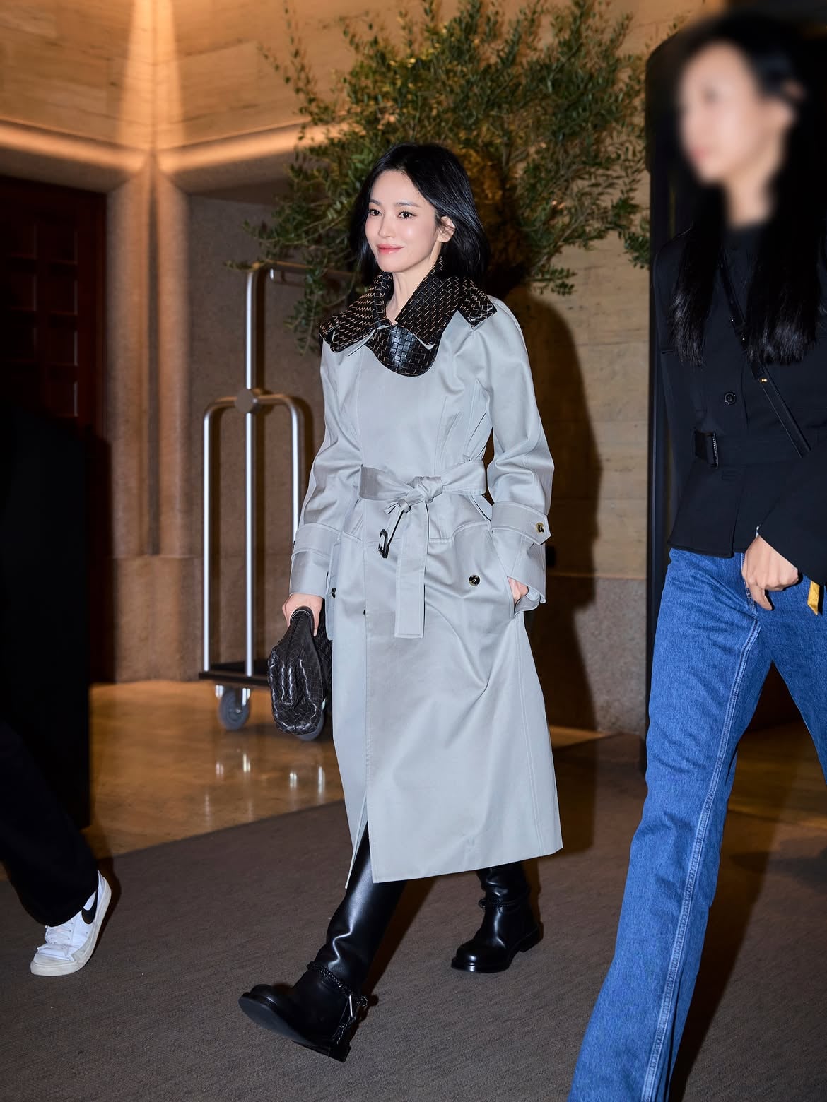 宋慧喬 Song Hye-kyo 出席寶緹嘉精品活動秀短髮氣場!卸妝戴眼鏡穿搭曝光,中秋連假私下模樣全記錄