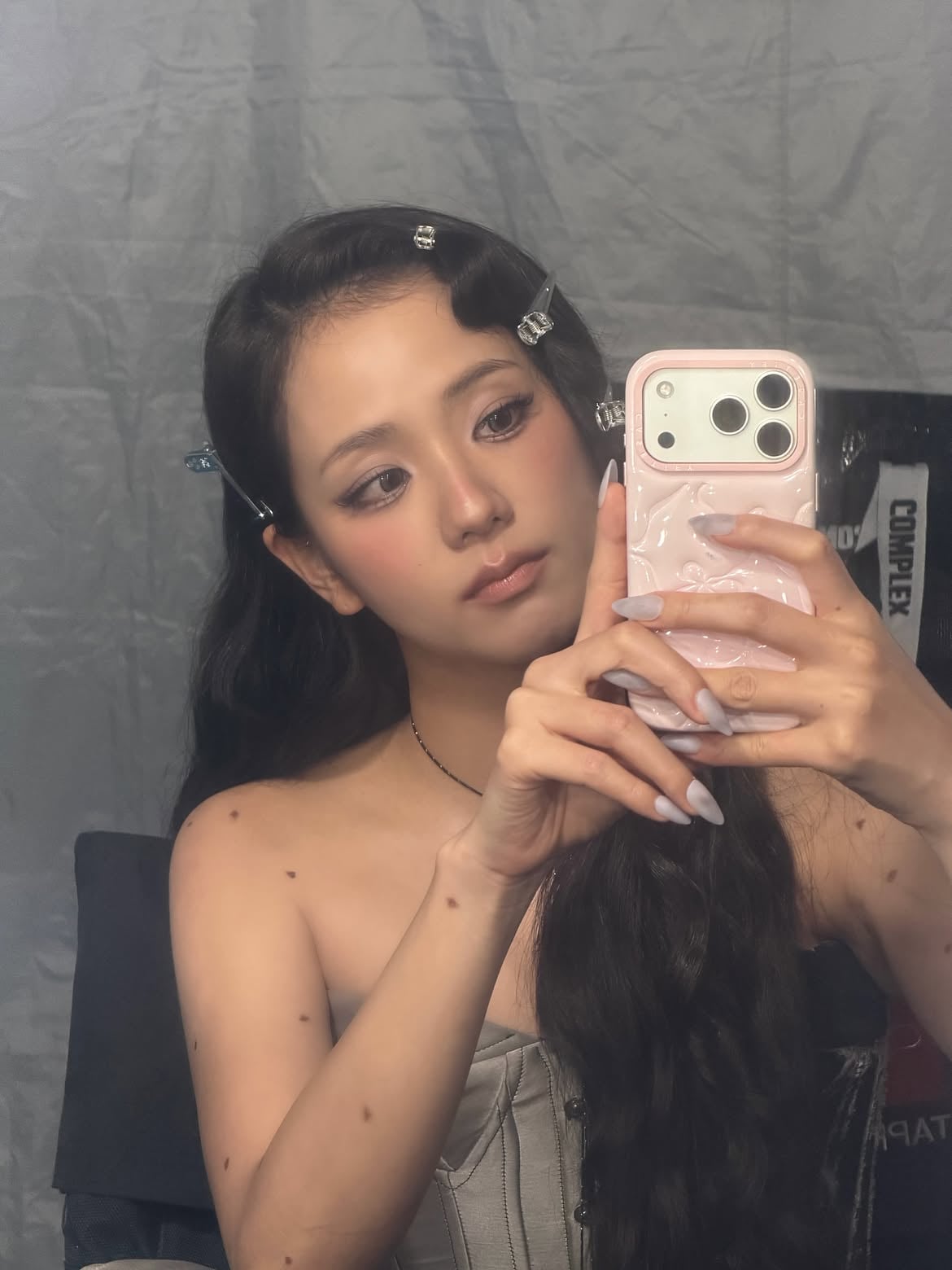 羅賽 Rosé、金智秀 Jisoo都愛!2026秋季美甲趨勢曝光,4款深色系顯白配色一次看