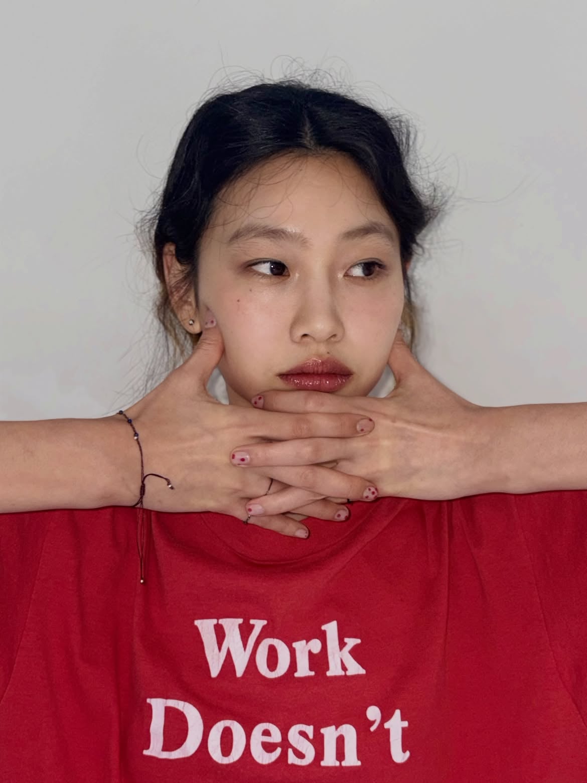 羅賽 Rosé、金智秀 Jisoo都愛!2026秋季美甲趨勢曝光,4款深色系顯白配色一次看