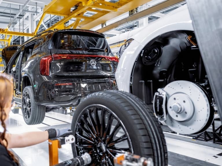 賓士 Mercedes-Benz 恐關兩座德國工廠！中國車廠夾殺、美國關稅重擊 工會嗆聲反抗