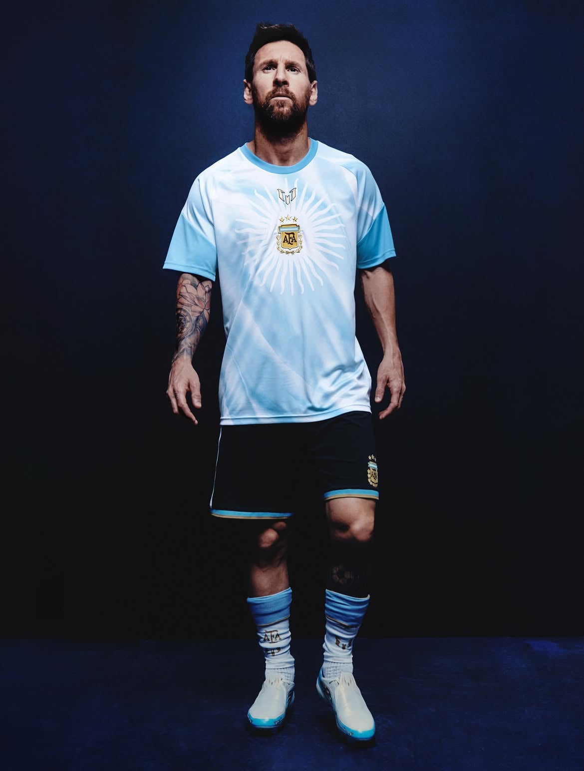 愛迪達 Adidas 為梅西 Lionel Messi 打造阿根廷代表隊謝幕戰球衣！金色番號10、五月太陽圖騰致敬傳奇
