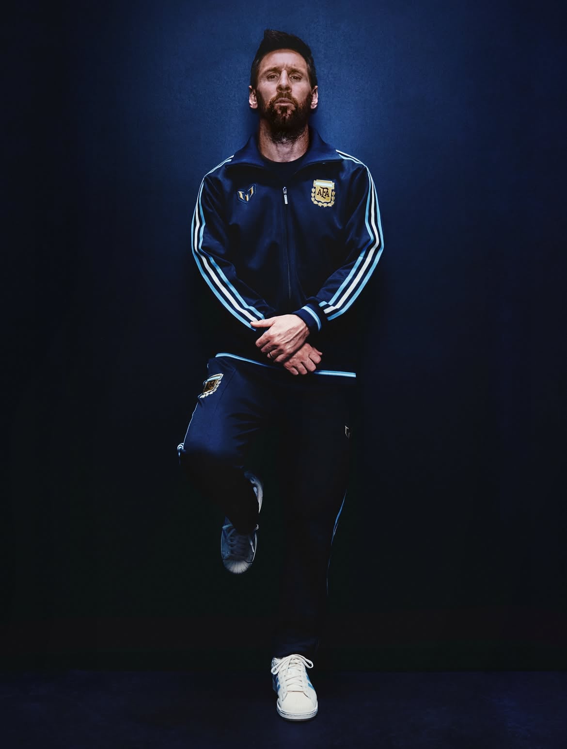 愛迪達 Adidas 為梅西 Lionel Messi 打造阿根廷代表隊謝幕戰球衣！金色番號10、五月太陽圖騰致敬傳奇