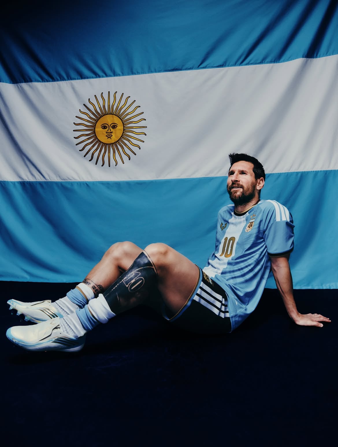 愛迪達 Adidas 為梅西 Lionel Messi 打造阿根廷代表隊謝幕戰球衣！金色番號10、五月太陽圖騰致敬傳奇