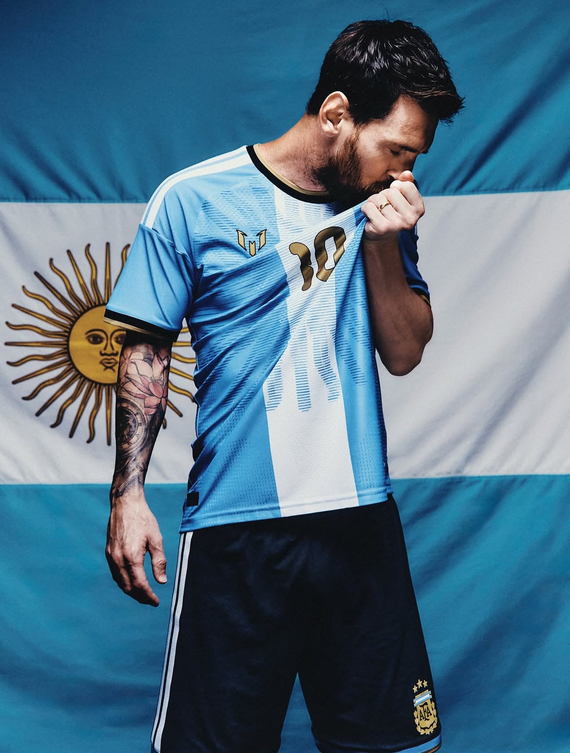 愛迪達 Adidas 為梅西 Lionel Messi 打造阿根廷代表隊謝幕戰球衣！金色番號10、五月太陽圖騰致敬傳奇
