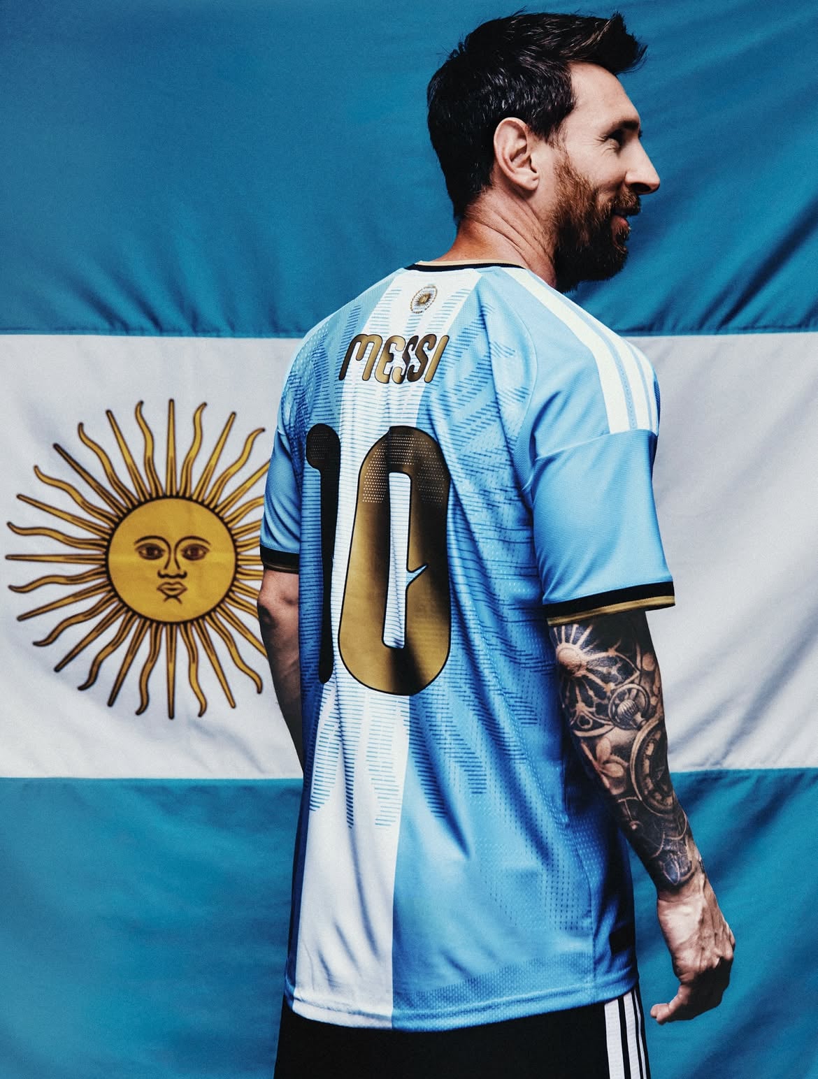 愛迪達 Adidas 為梅西 Lionel Messi 打造阿根廷代表隊謝幕戰球衣！金色番號10、五月太陽圖騰致敬傳奇