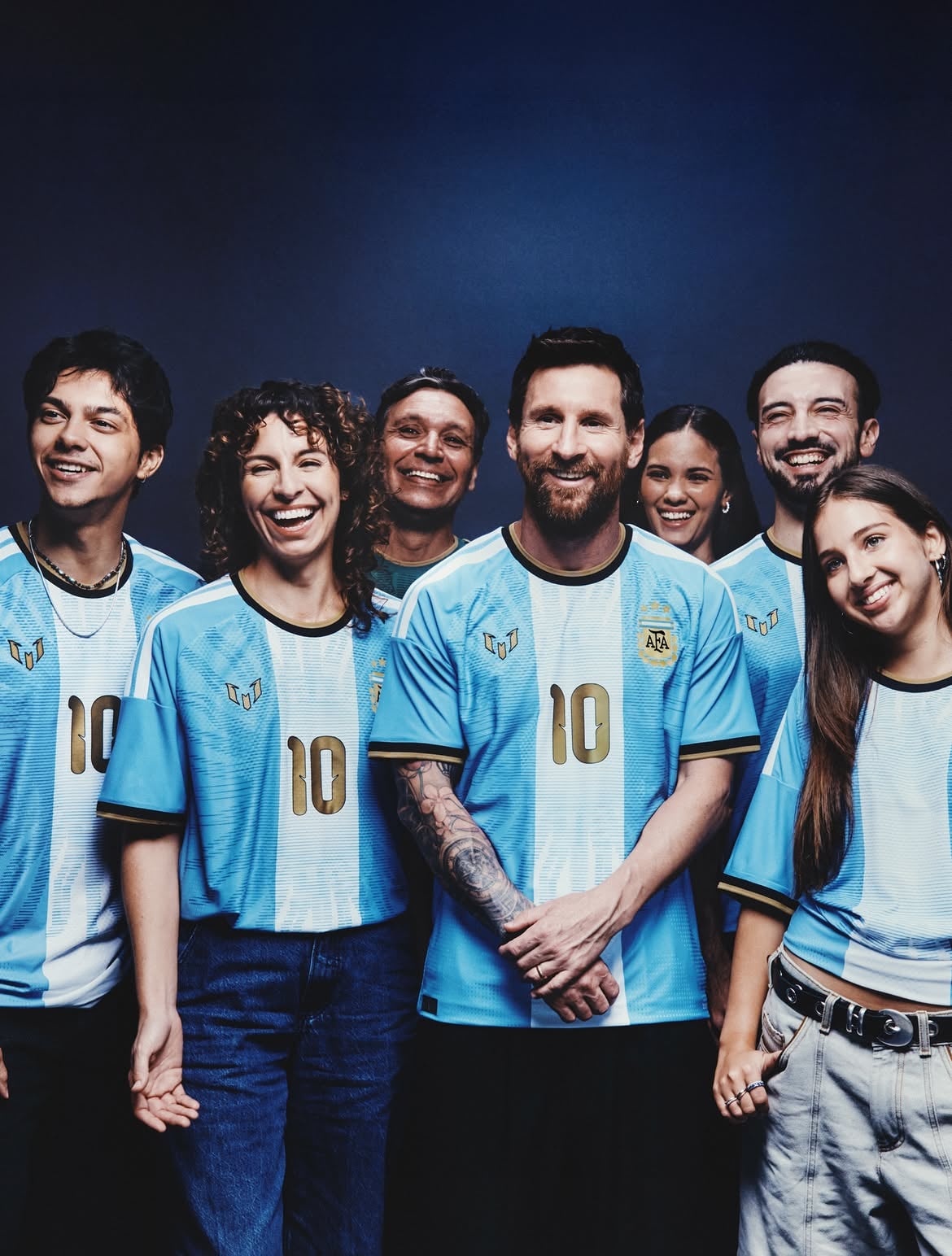 愛迪達 Adidas 為梅西 Lionel Messi 打造阿根廷代表隊謝幕戰球衣！金色番號10、五月太陽圖騰致敬傳奇