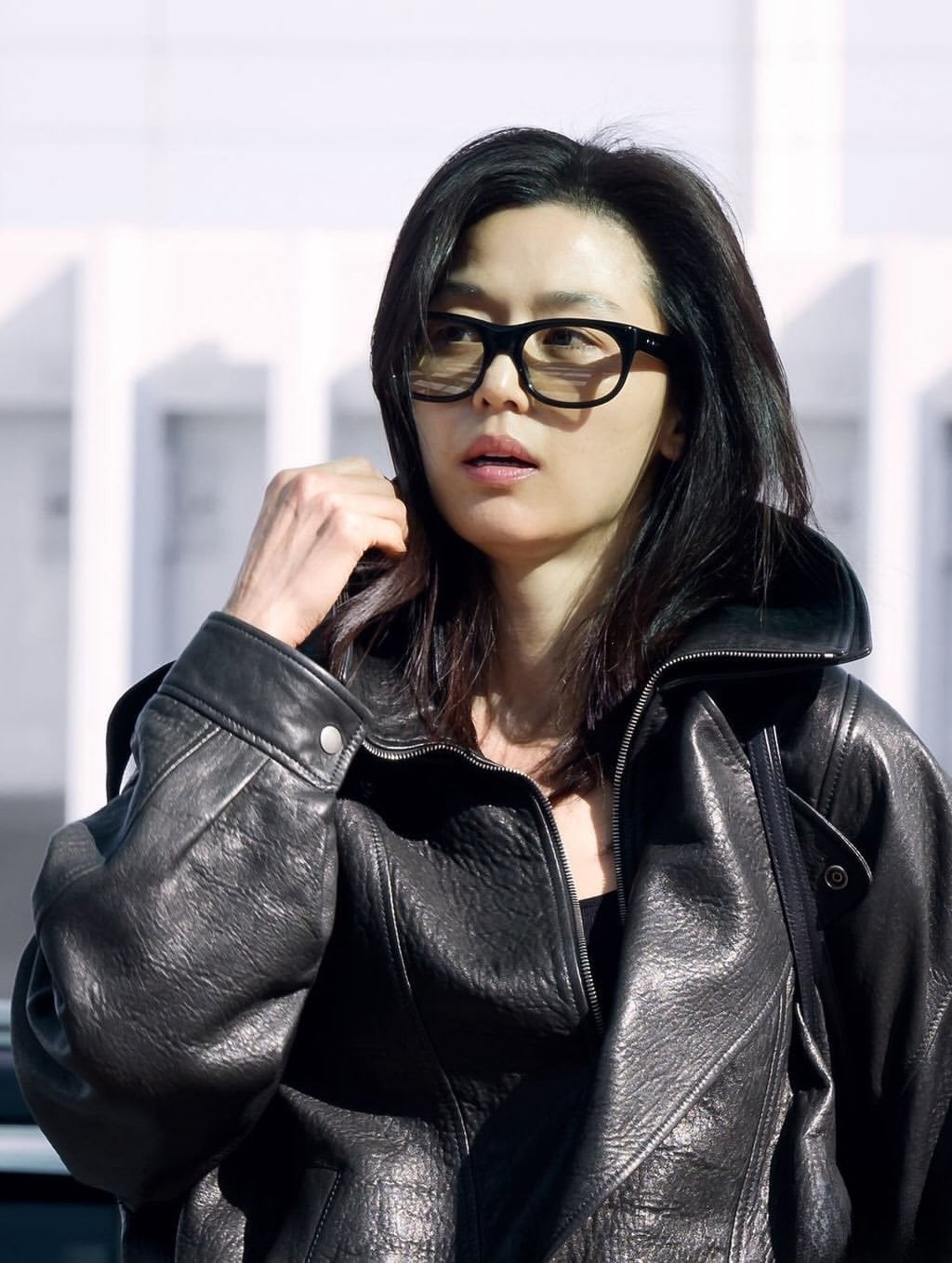 全智賢 Jun Ji-hyun 素顏皮衣出征巴黎時裝週!《人間X九尾狐》拍片空檔全黑機場曝光