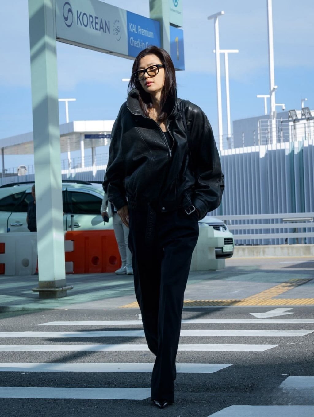 全智賢 Jun Ji-hyun 素顏皮衣出征巴黎時裝週!《人間X九尾狐》拍片空檔全黑機場曝光