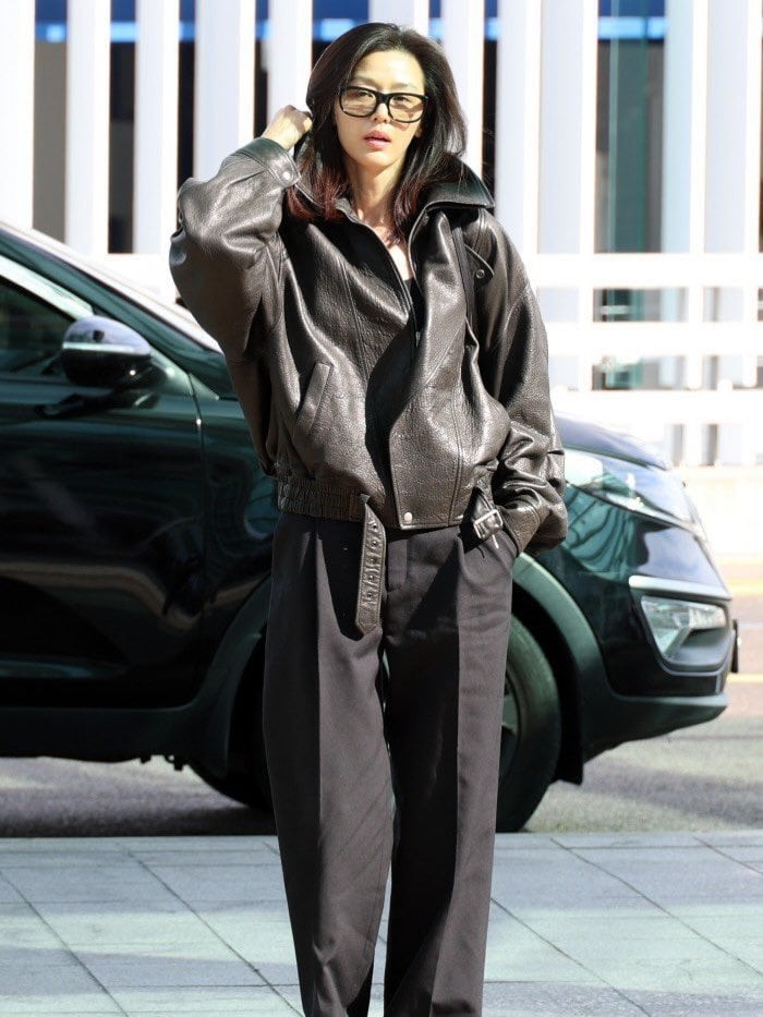 全智賢 Jun Ji-hyun 素顏皮衣出征巴黎時裝週!《人間X九尾狐》拍片空檔全黑機場曝光