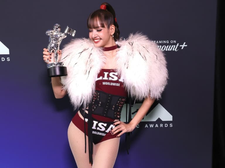 BLACKPINK Lisa 身高 167 擊敗泰勒絲奪 MTV 音樂錄影帶大獎！連換三套火辣戰袍超吸睛！