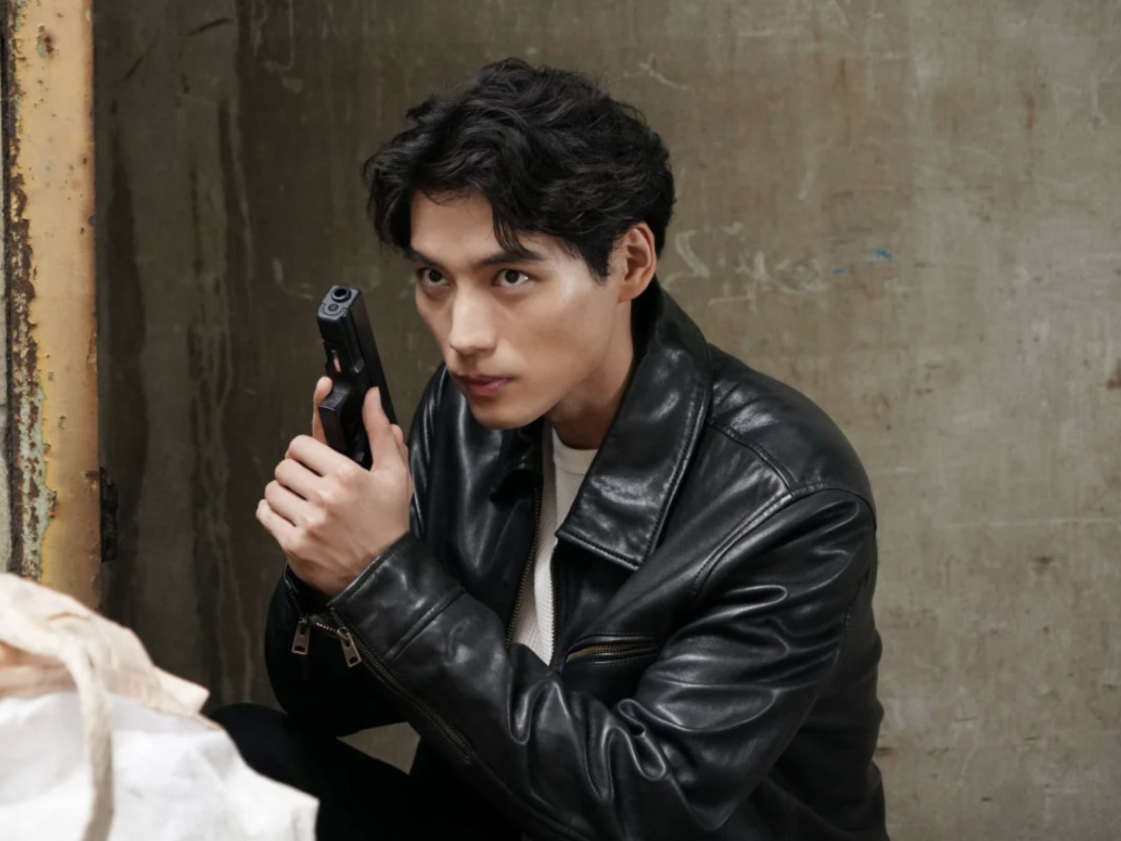 福士蒼汰主演新劇《Hide＆Seek 0秒前的她》劇照曝光！左肩神祕傷疤、持槍逃亡畫面曝光！