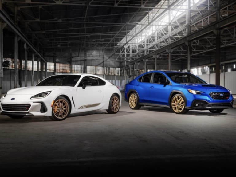 Subaru 一口氣推出 2 款紀念車！BRZ ZC15、WRX GD25 限量登場，金色輪圈、超大尾翼吸睛！