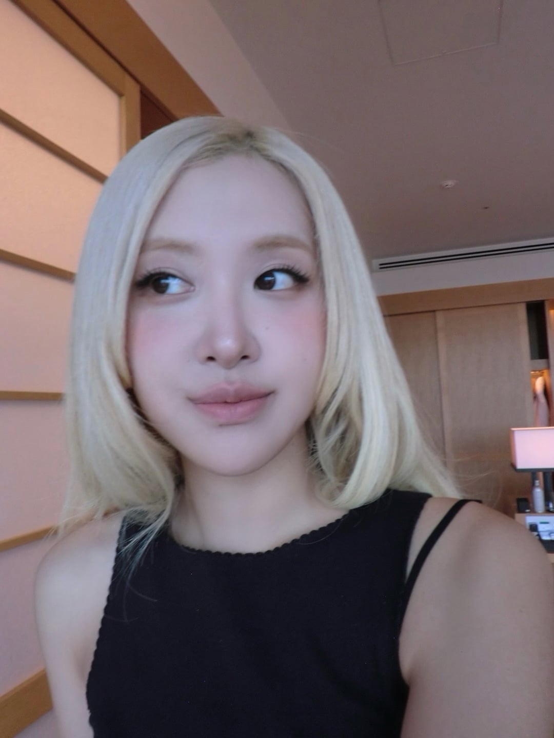 Rosé 帶動2026秋季暈霧裸唇!玫瑰米色、藕紫色、暈開技巧一次看