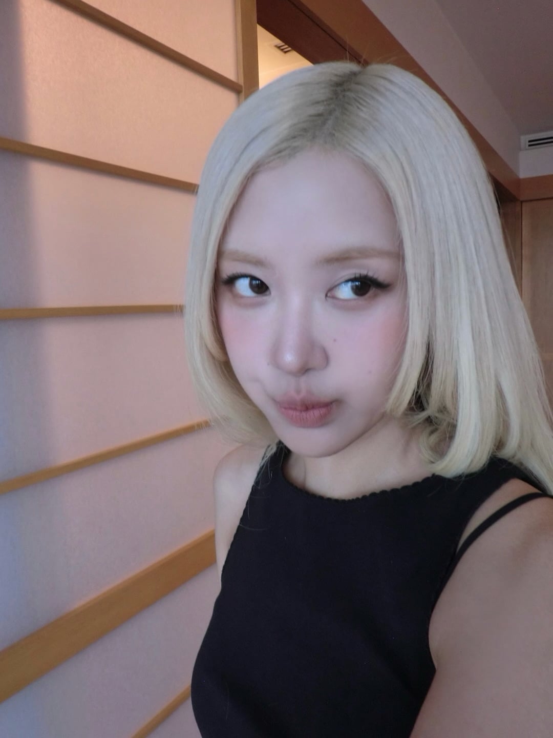 Rosé 帶動2026秋季暈霧裸唇!玫瑰米色、藕紫色、暈開技巧一次看