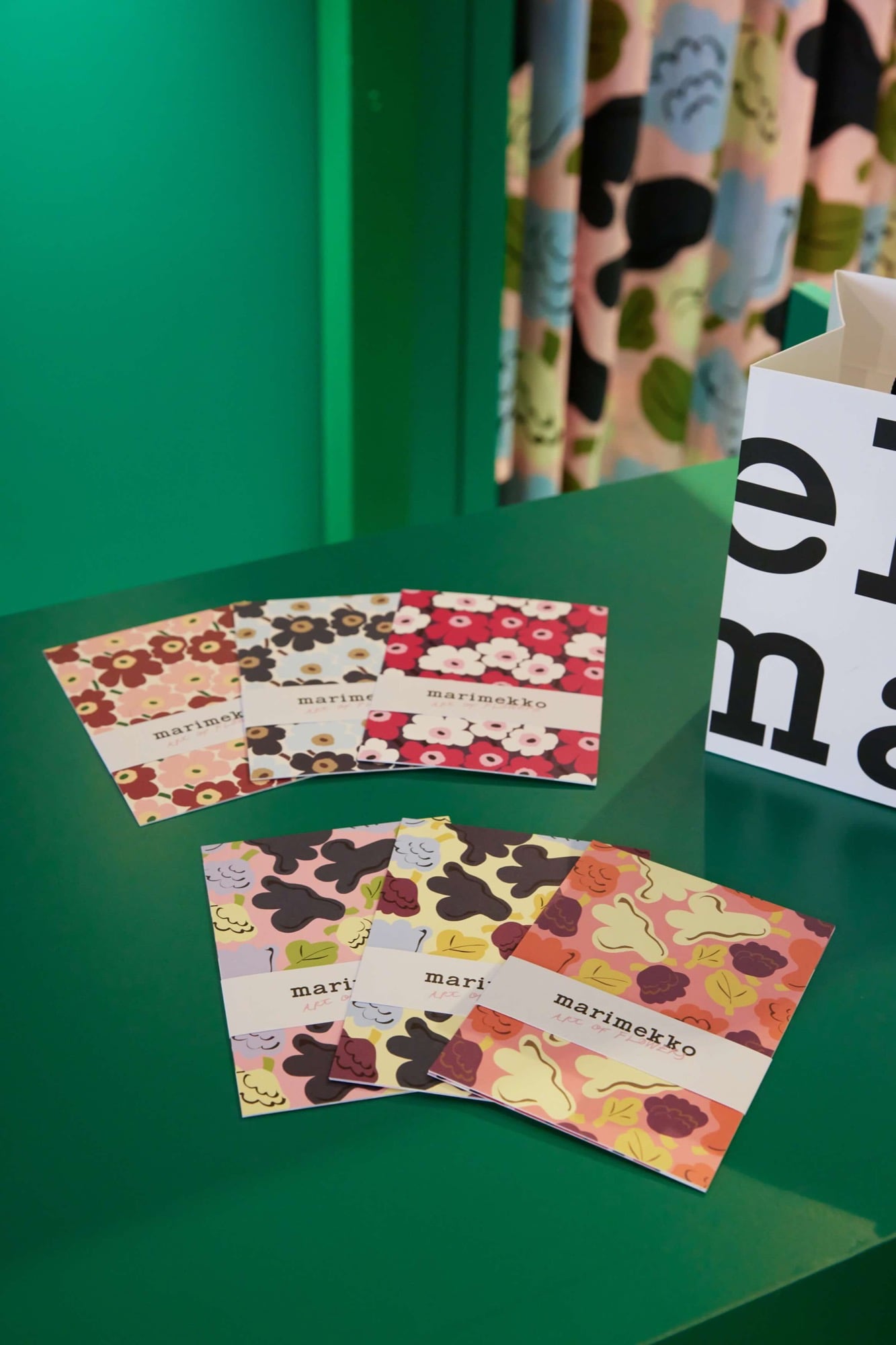 芬蘭設計師靈感爆發！Marimekko 推 Kukasta kukkaan 印花快閃店，打卡送限定花束、明信片免費拿！