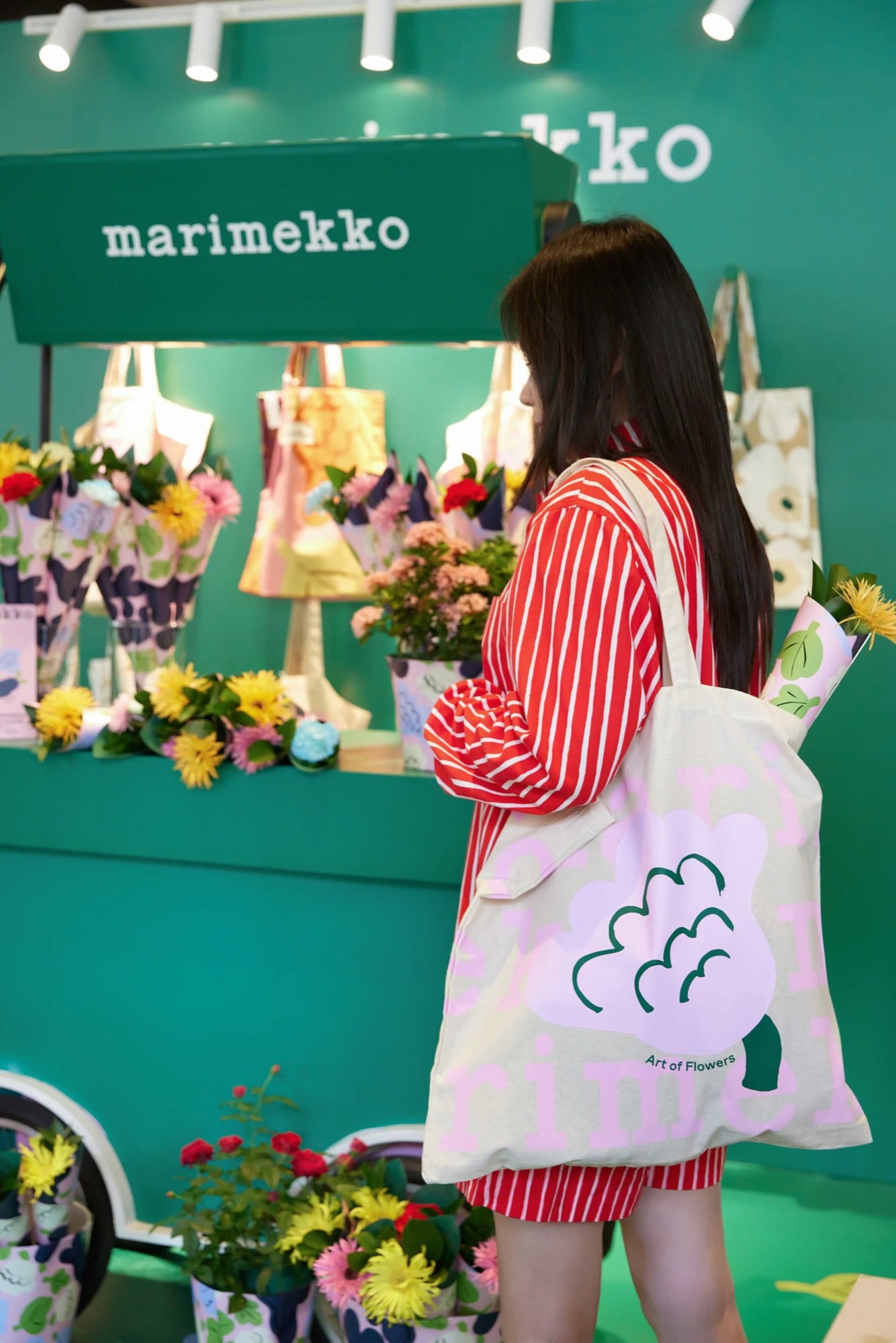 芬蘭設計師靈感爆發！Marimekko 推 Kukasta kukkaan 印花快閃店，打卡送限定花束、明信片免費拿！