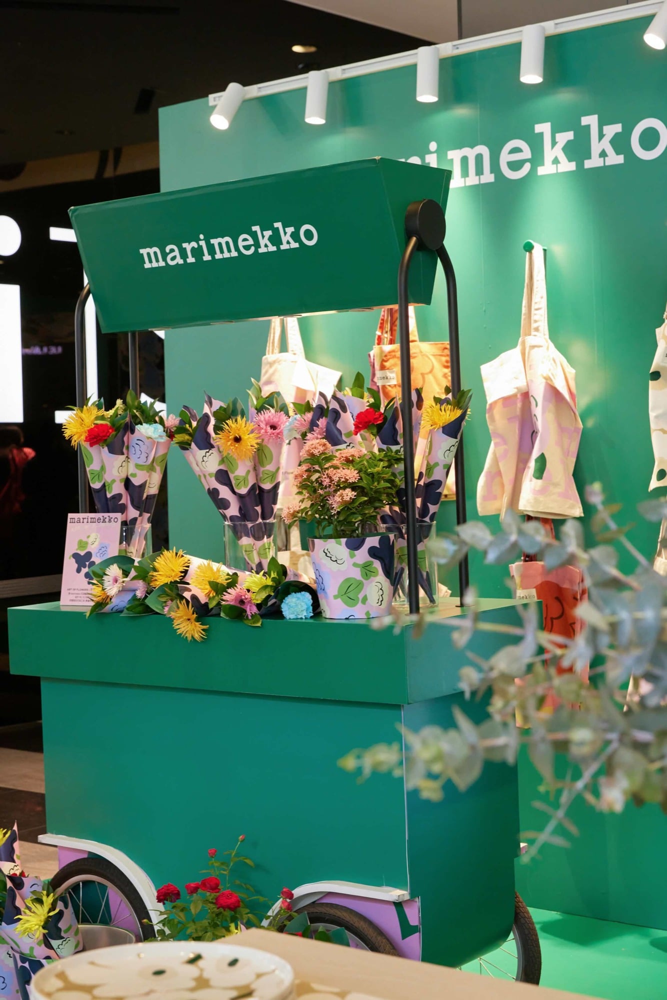 芬蘭設計師靈感爆發！Marimekko 推 Kukasta kukkaan 印花快閃店，打卡送限定花束、明信片免費拿！