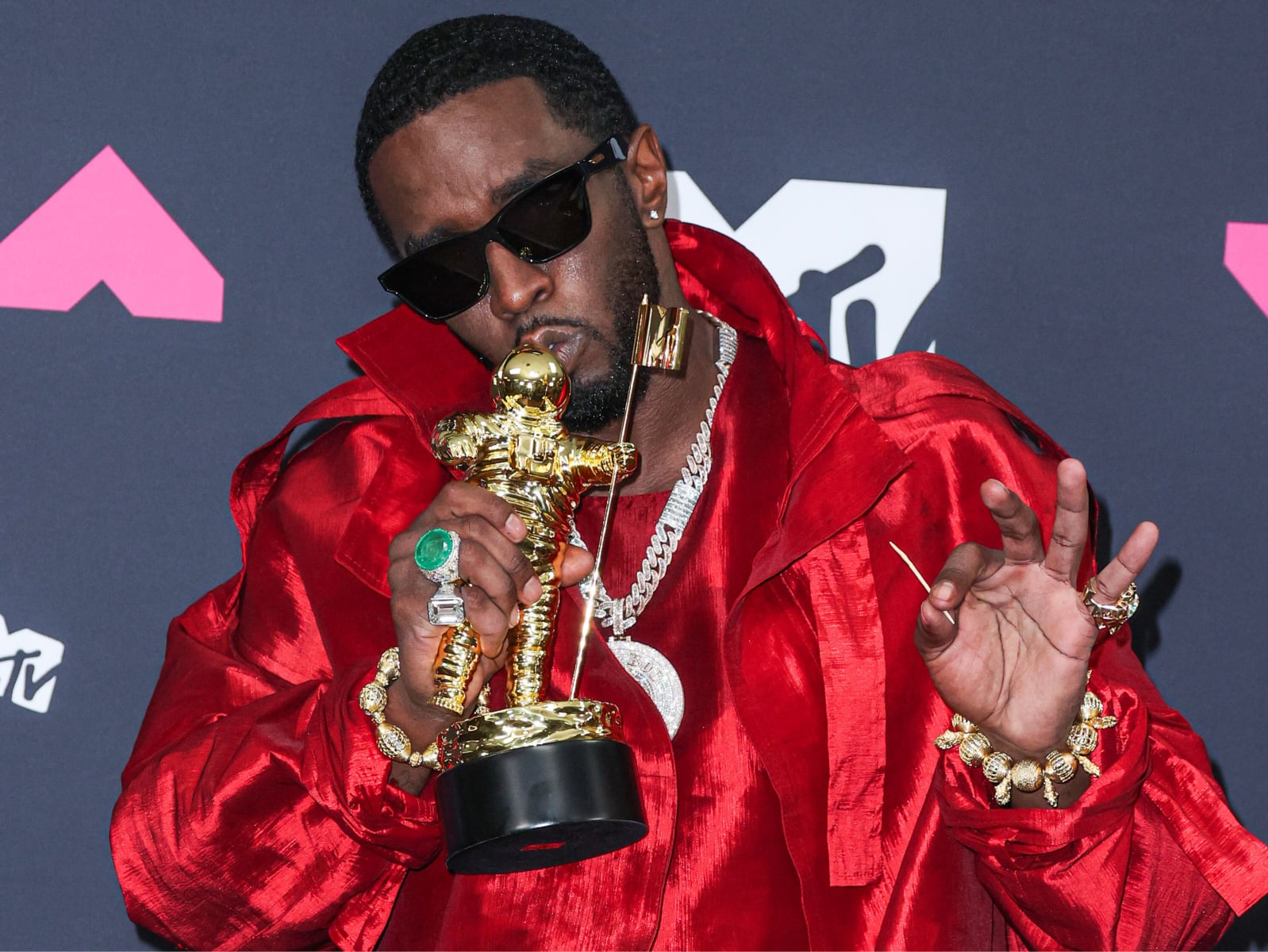 吹牛老爹 Diddy 被爆獄中花數千美元過奢華生活！前獄友曝有人煮飯、按摩，發言人回應了！