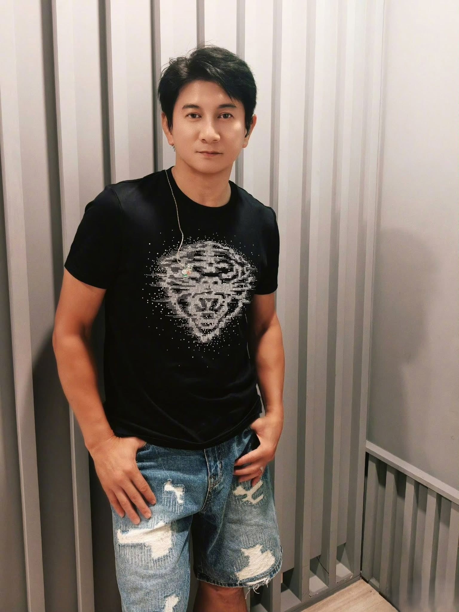 吳奇隆 Nicky Wu 10/4 登富邦悍將新莊開球!PTT 網友吵翻:會有爭議還是沒差?一次看