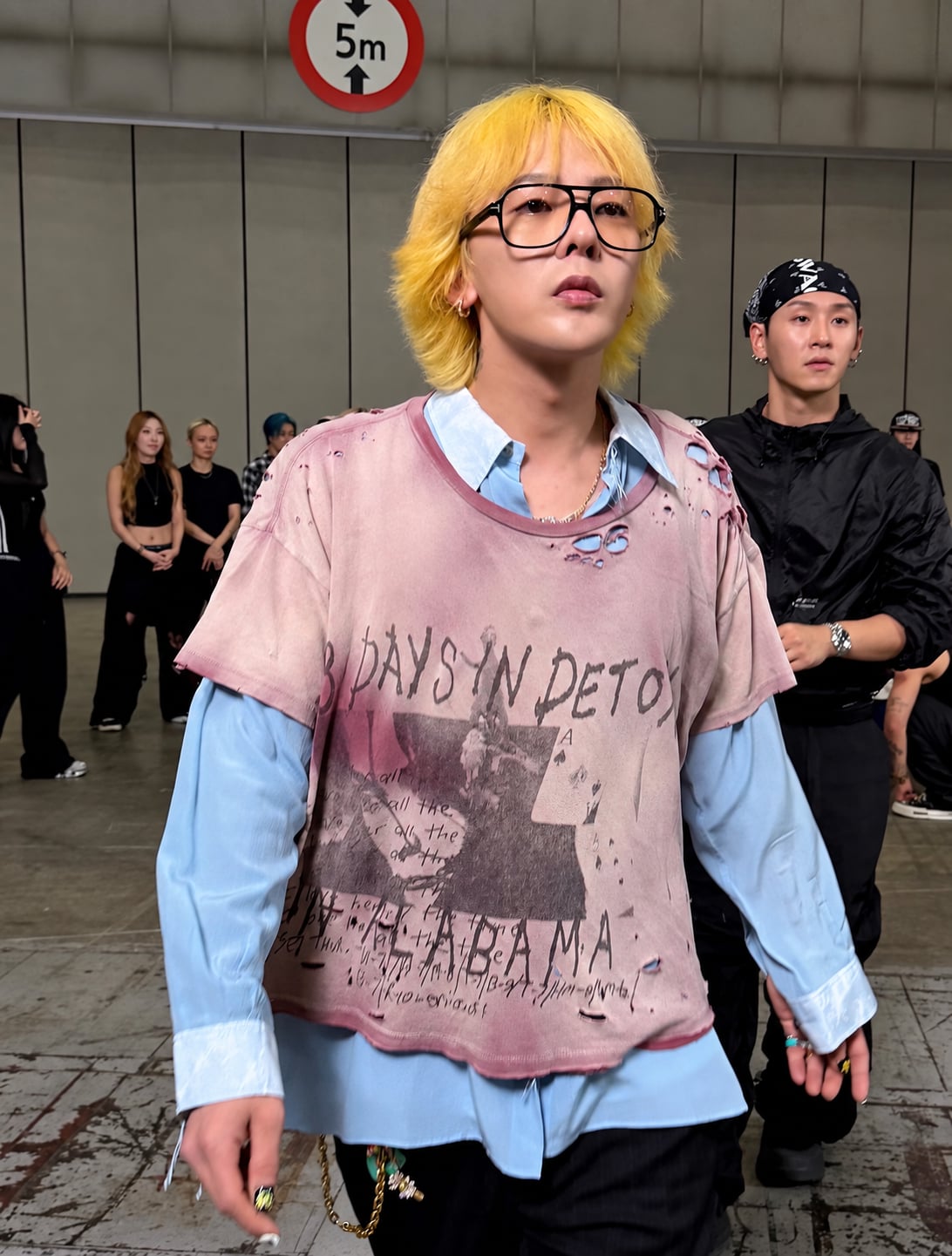 G-Dragon、許光漢都在穿!6 款「破洞 T-Shirt」盤點,衣服越破反而越貴?