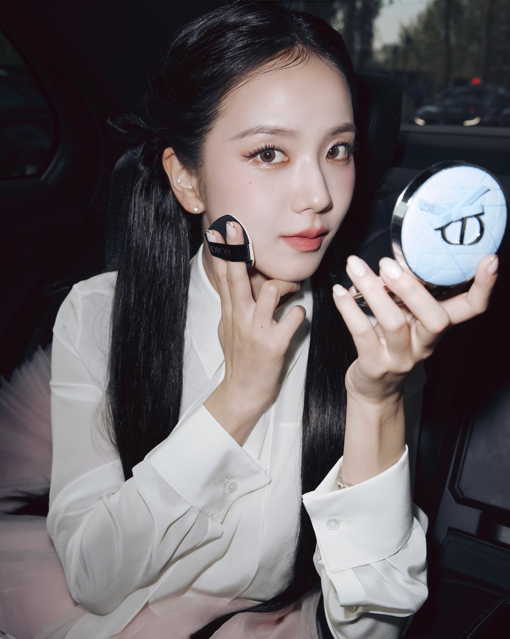 BLACKPINK Jisoo 身高 162 公分出席 Dior 秀場御用彩妝 6 大品項曝光!張員瑛同場現身遭比較掀討論!