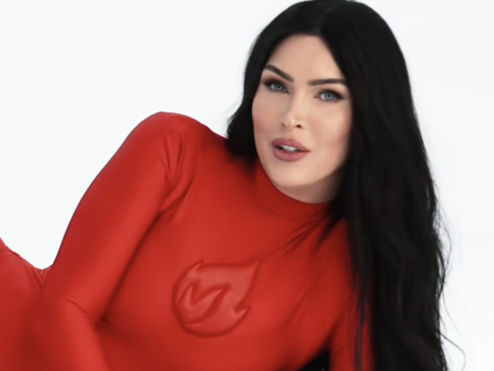 梅根福克斯 Megan Fox 身高 163 紅色緊身衣出鏡！化身 Ro Sparks 男性健康藥物本人！