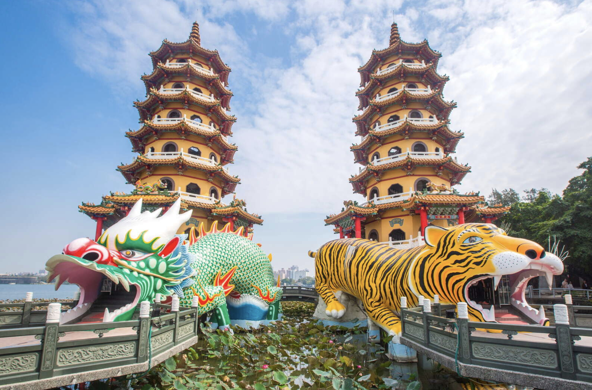 2026 高雄旅遊必去景點推薦！打卡地點、交通位置、夜市美食一次看！