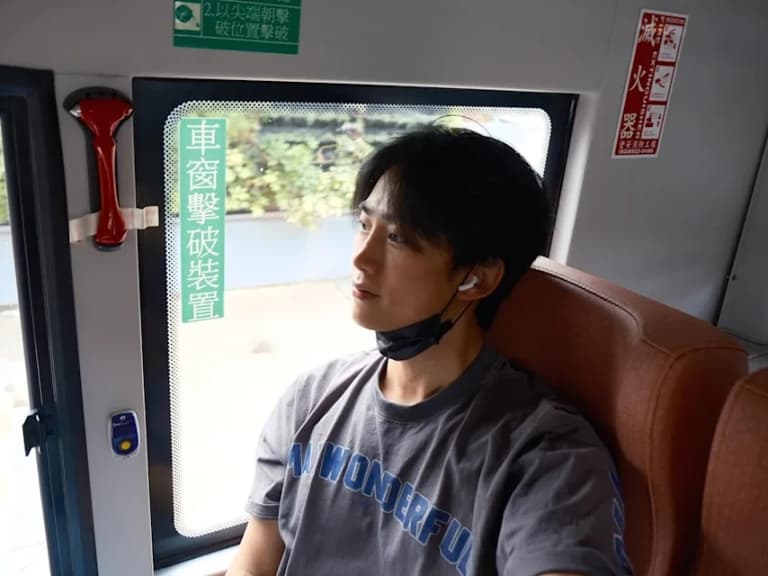 玉澤演來台直播玩刮刮樂中 300 元！笑出豬叫聲，狂問：「可以做什麼？」