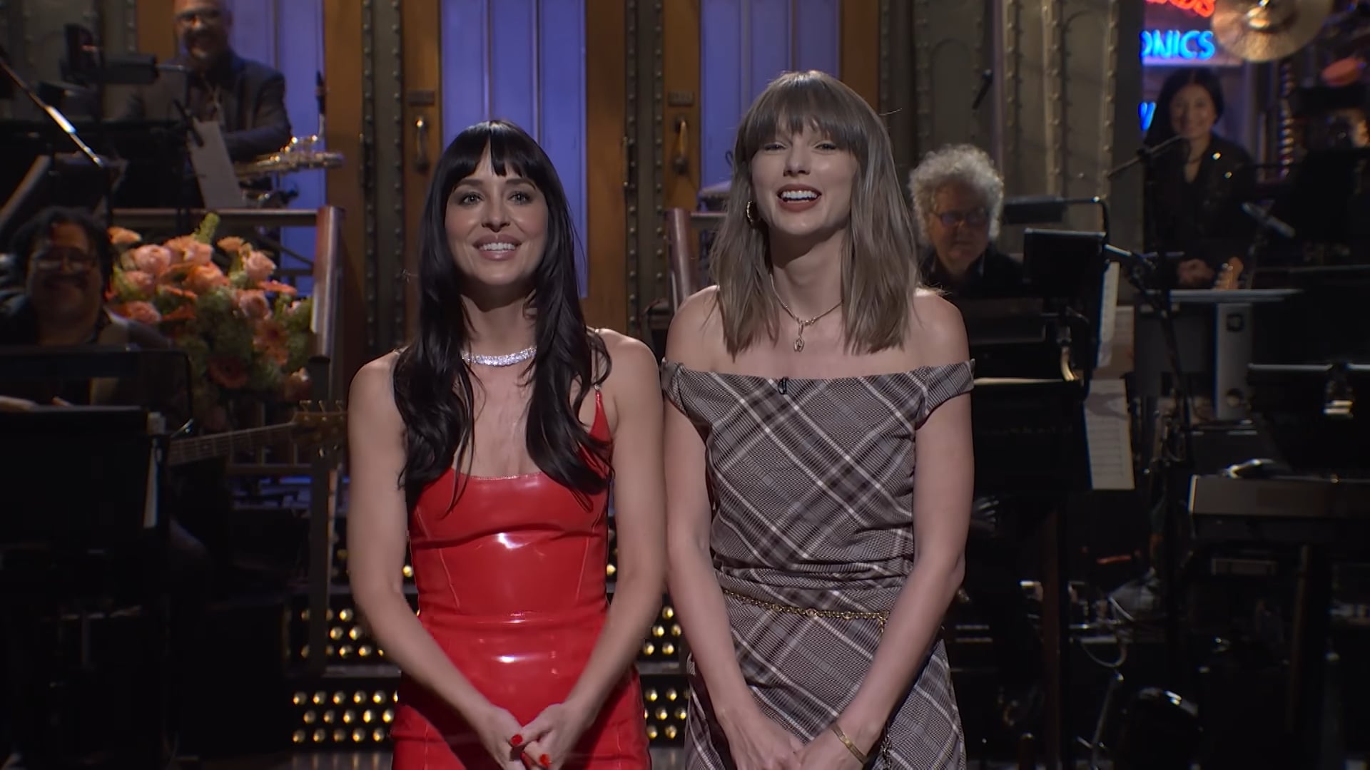 泰勒絲 Taylor Swift 驚喜突襲《週六夜現場》!達珂塔強生喊她「我的心理師」遭秒回嗆!