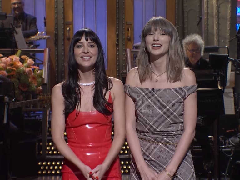 泰勒絲 Taylor Swift 驚喜突襲《週六夜現場》！達珂塔強生喊她「我的心理師」遭秒回嗆！