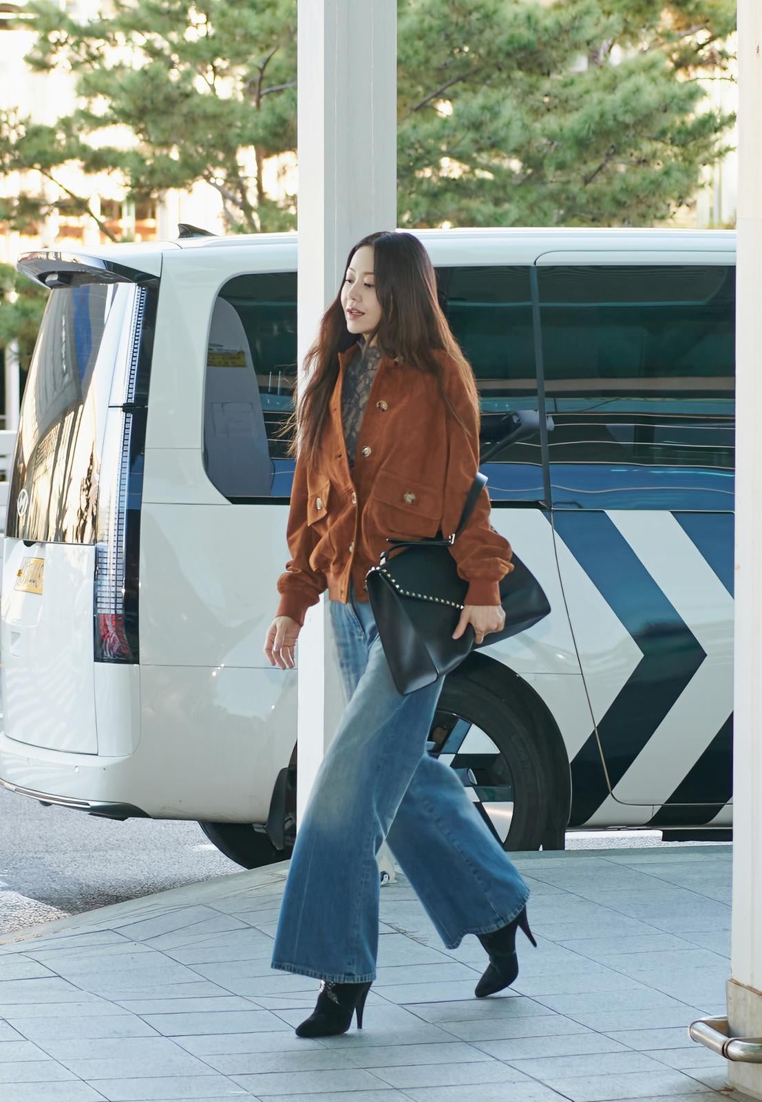 Valentino Rockstud Maxxing 包款爆紅!Jeff Satur、高賢廷同款包包怎麼搭?一次看 4 種風格!