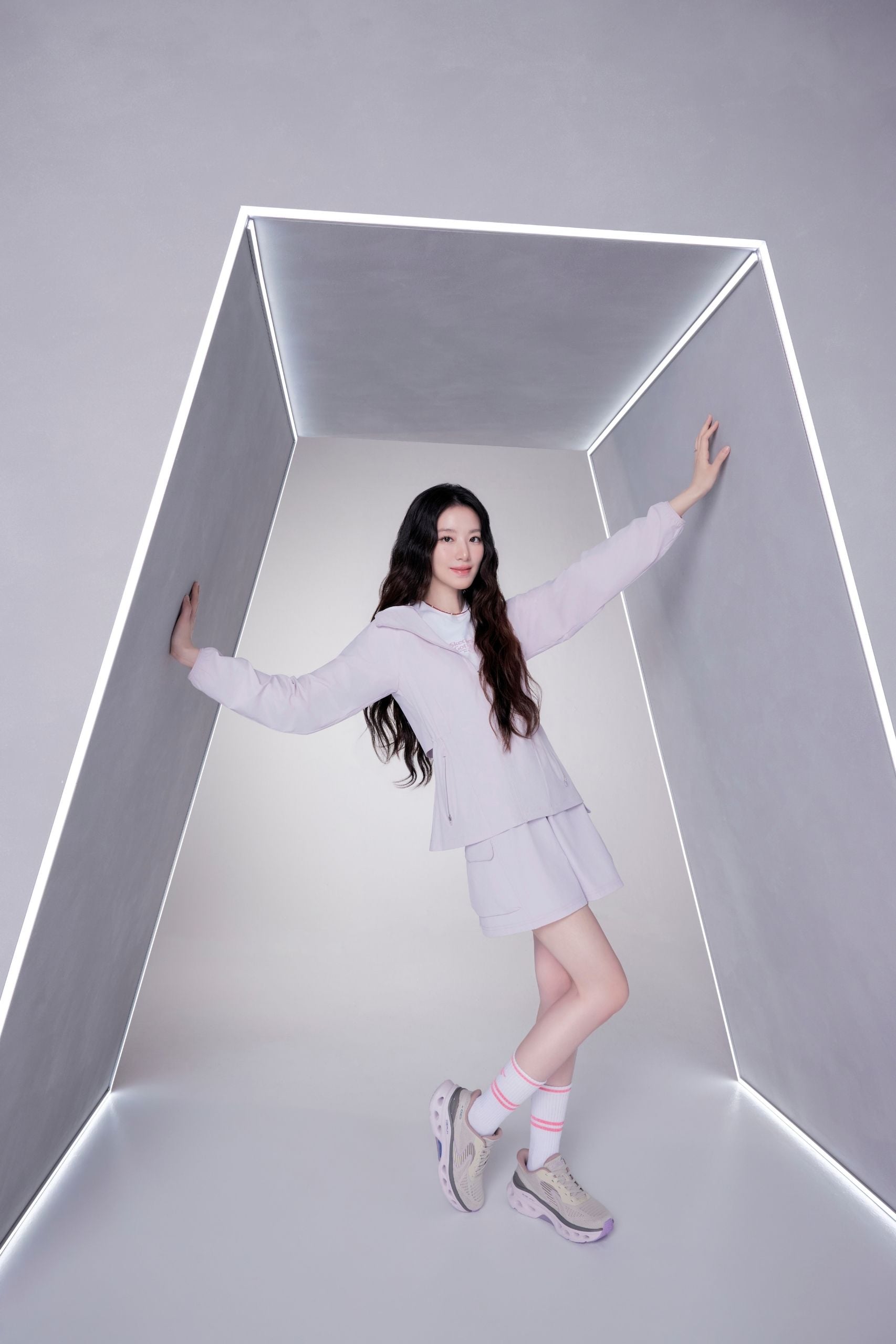 跟著舒華解鎖「舒式主場」!SKECHERS「C4 舒適科學公式」集結四大科技,解密輕盈好走關鍵!輕盈腳感結合幾何未來感,讓日常穿搭潮得有型!