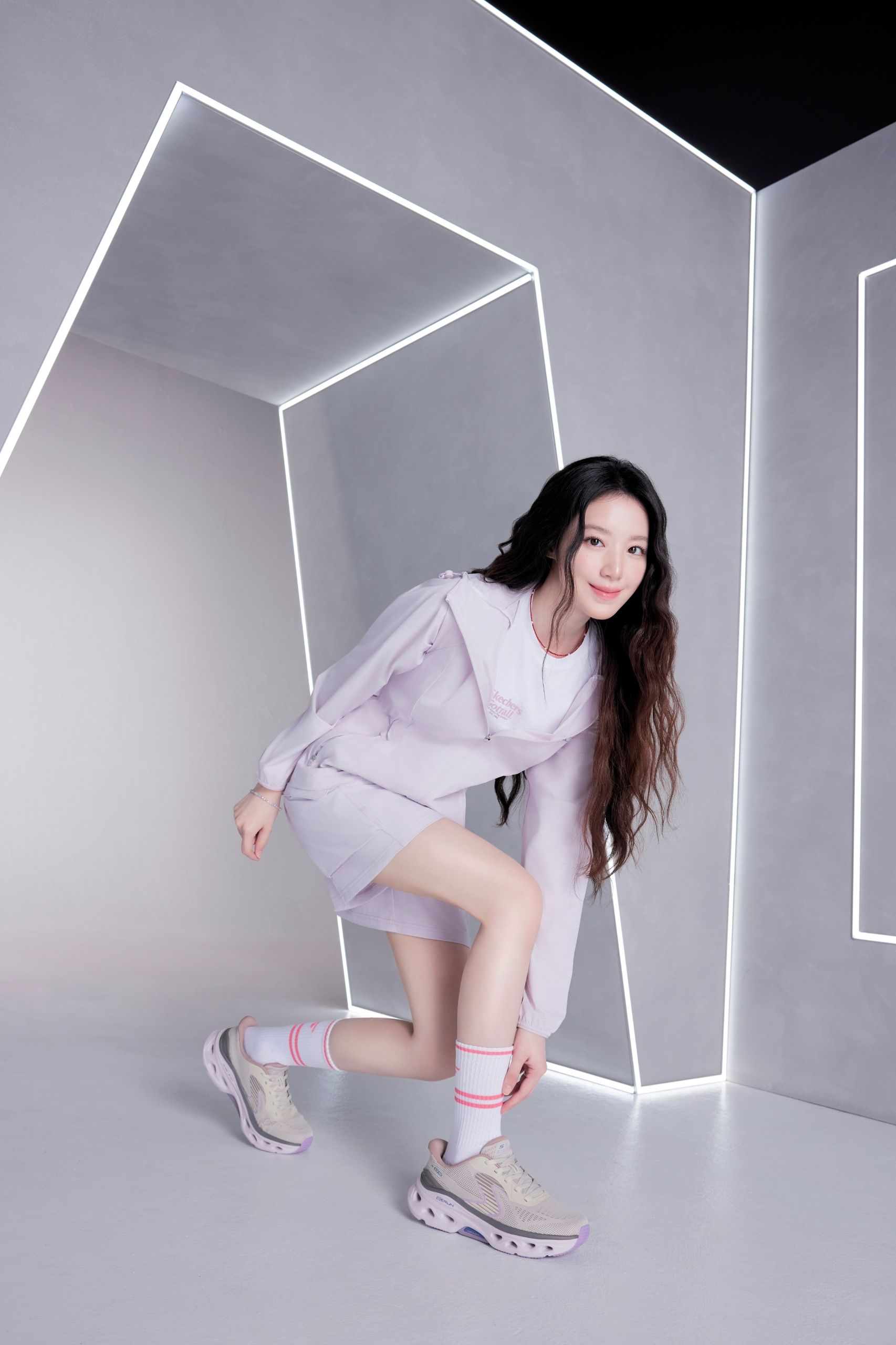 跟著舒華解鎖「舒式主場」!SKECHERS「C4 舒適科學公式」集結四大科技,解密輕盈好走關鍵!輕盈腳感結合幾何未來感,讓日常穿搭潮得有型!