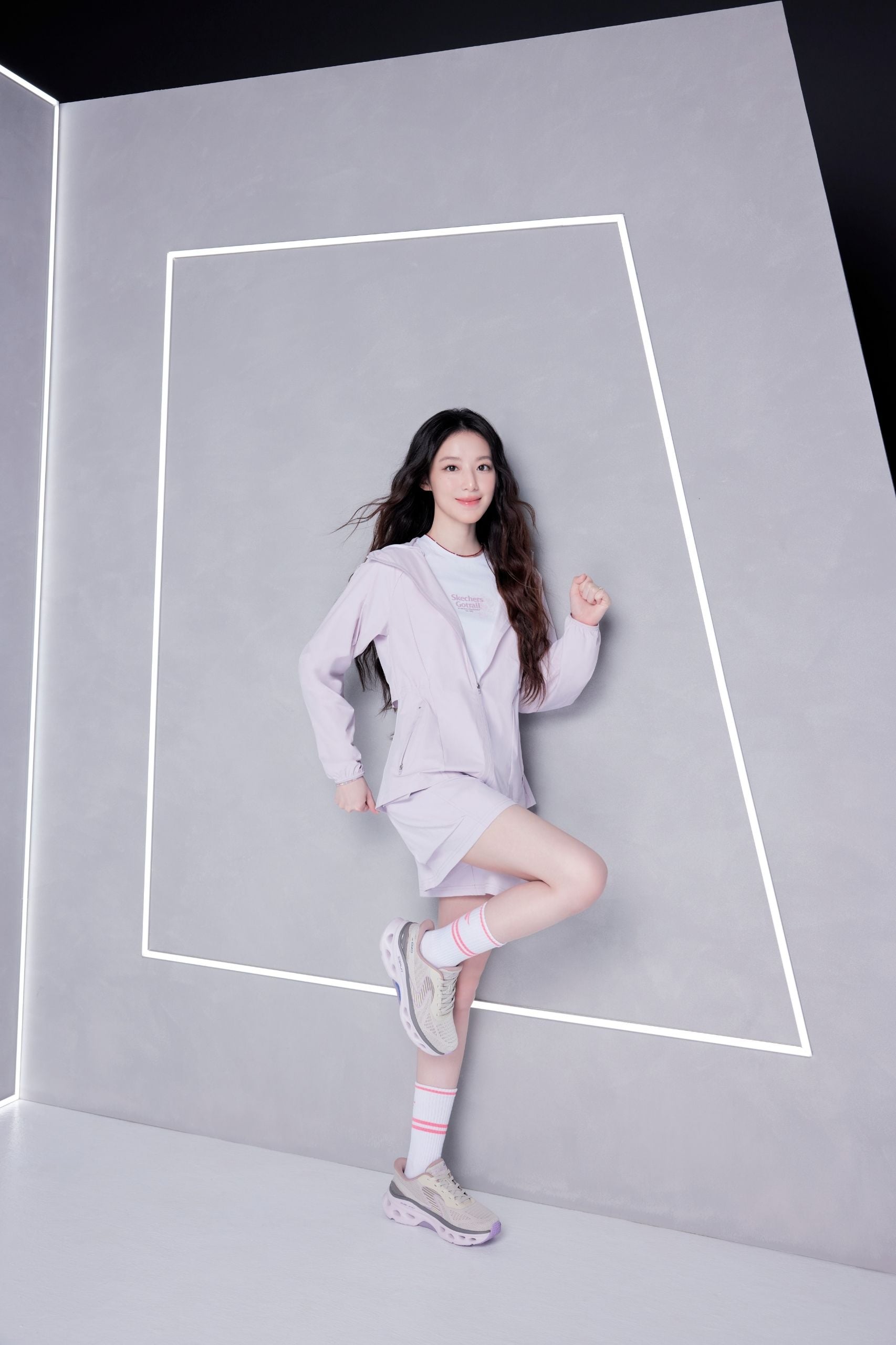 跟著舒華解鎖「舒式主場」!SKECHERS「C4 舒適科學公式」集結四大科技,解密輕盈好走關鍵!輕盈腳感結合幾何未來感,讓日常穿搭潮得有型!