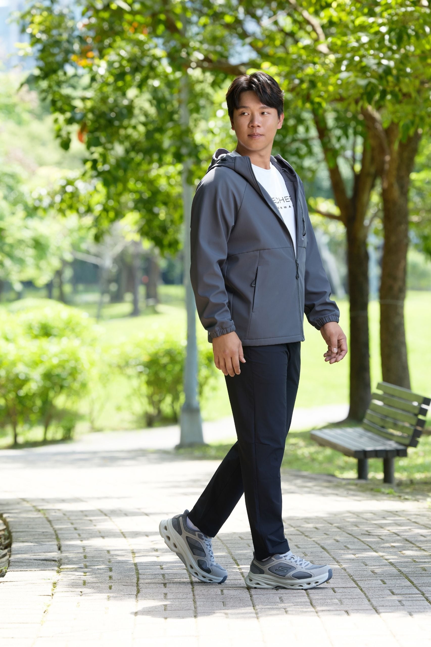 跟著舒華解鎖「舒式主場」!SKECHERS「C4 舒適科學公式」集結四大科技,解密輕盈好走關鍵!輕盈腳感結合幾何未來感,讓日常穿搭潮得有型!