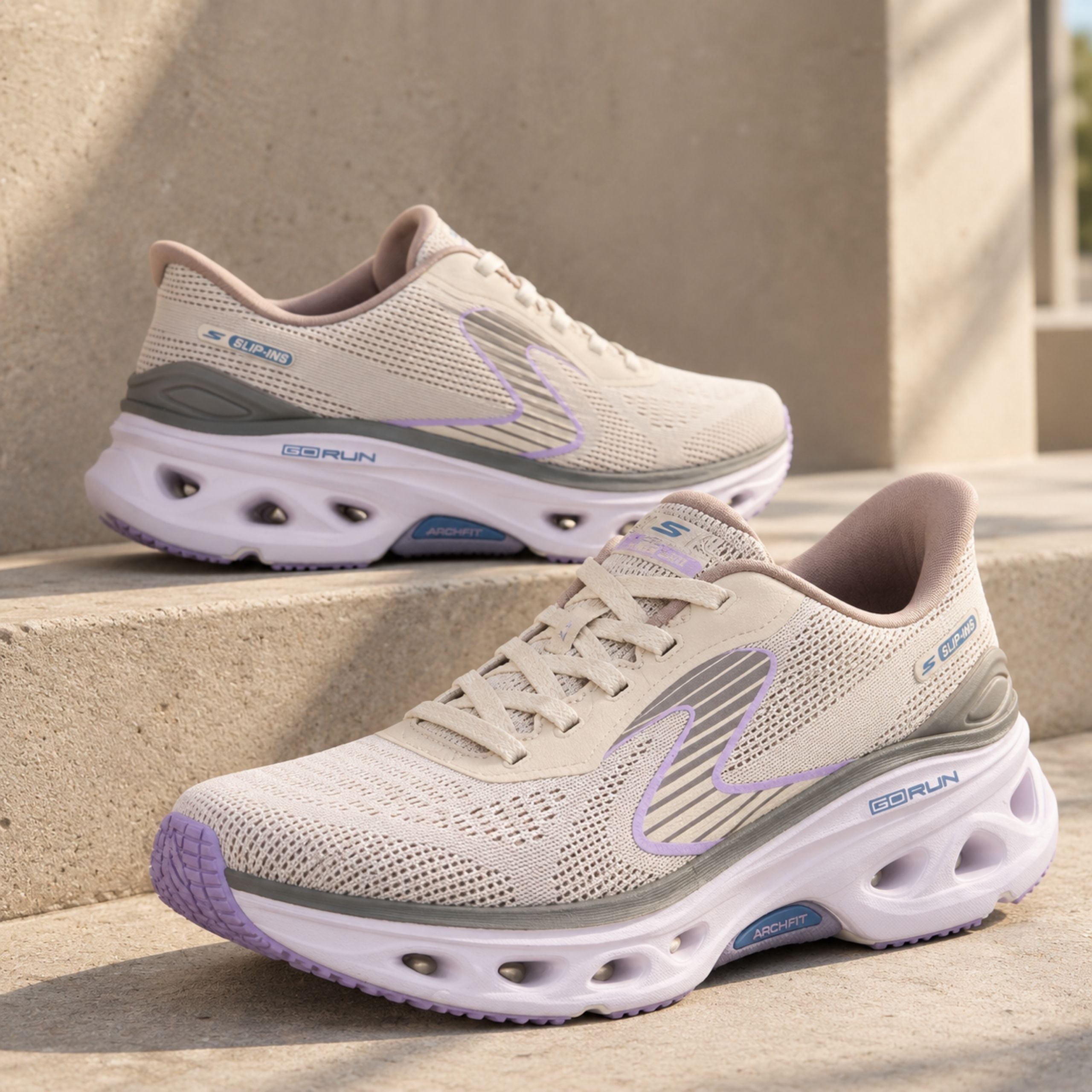跟著舒華解鎖「舒式主場」!SKECHERS「C4 舒適科學公式」集結四大科技,解密輕盈好走關鍵!輕盈腳感結合幾何未來感,讓日常穿搭潮得有型!
