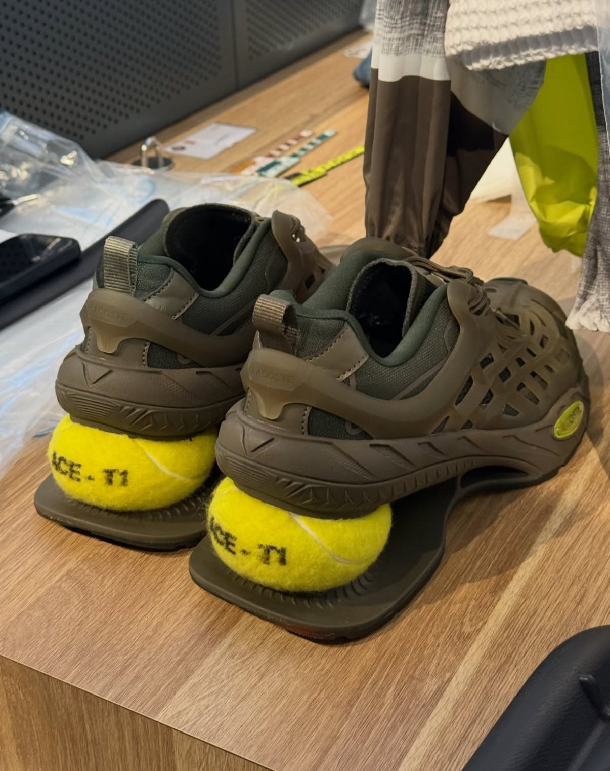 Lacoste 真的把網球嵌入鞋跟了!最狂改造高跟鞋 2027 春夏系列率先曝光!