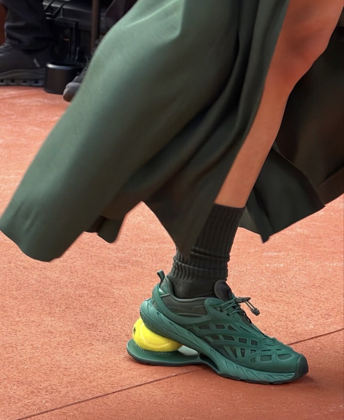 Lacoste 真的把網球嵌入鞋跟了!最狂改造高跟鞋 2027 春夏系列率先曝光!