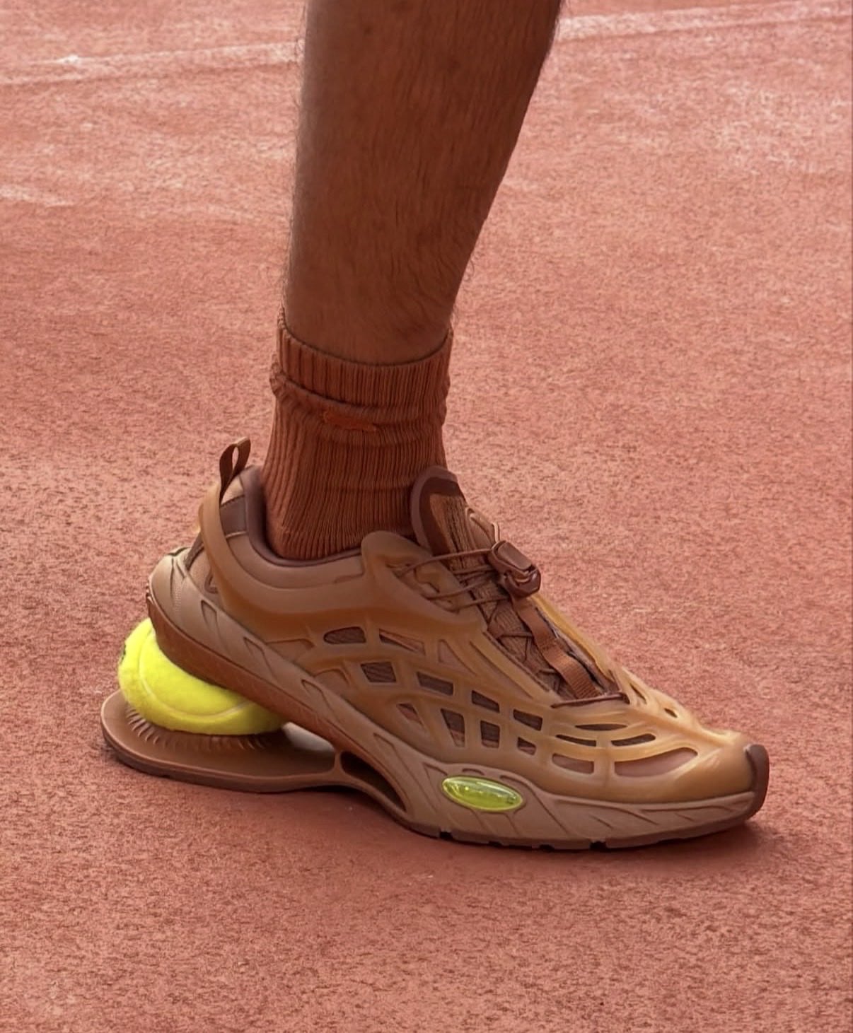 Lacoste 真的把網球嵌入鞋跟了!最狂改造高跟鞋 2027 春夏系列率先曝光!