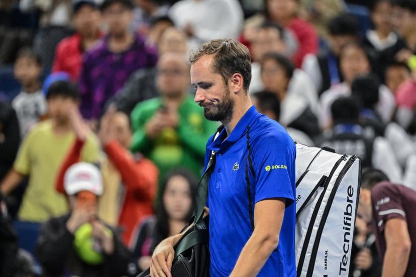 Medvedev 打中觀眾遭判失格！Djokovic 晉級冠軍戰、賽後道歉「真的不是故意的！」