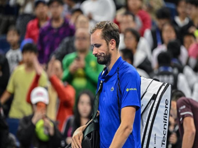 Medvedev 打中觀眾遭判失格！Djokovic 晉級冠軍戰、賽後道歉「真的不是故意的！」